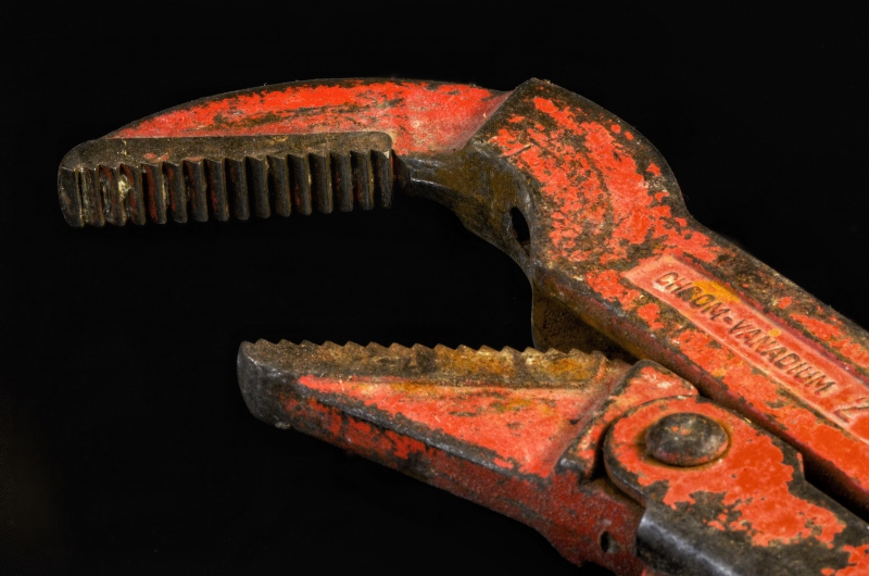 plombier-BOUYON-min_pipe-wrench-318084